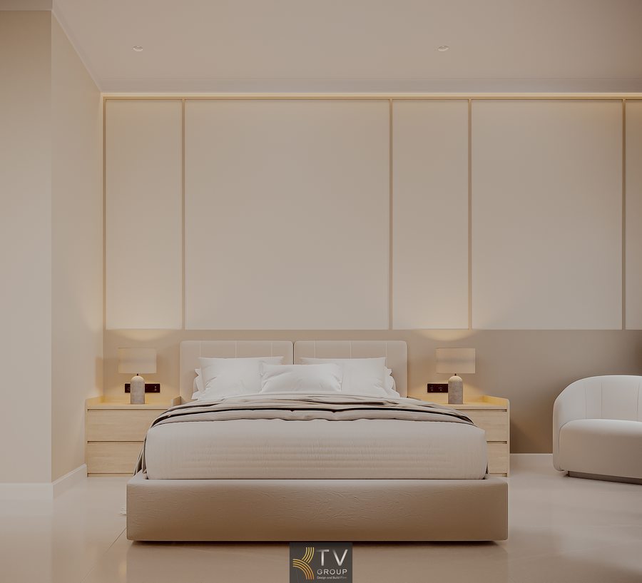 Phòng khách sạn tông be ấm với nội thất gỗ sáng và ánh sáng dịu tạo cảm giác thư giãn