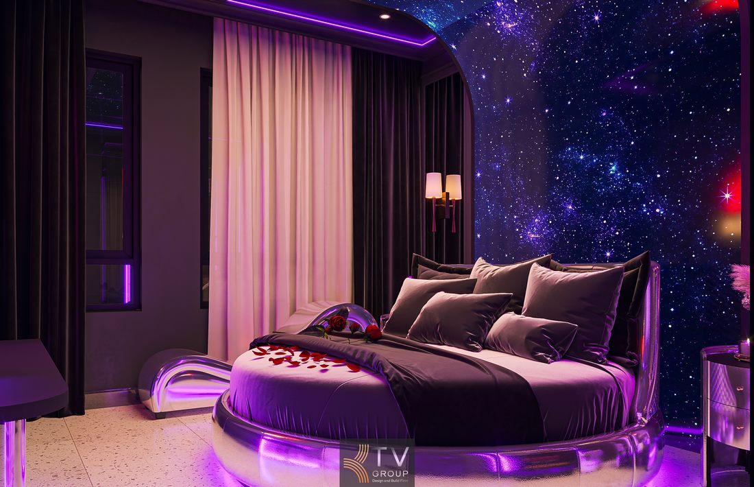 Thiết kế thi công phòng khách sạn concept vũ trụ với giường tròn bọc da và hệ LED tím dưới giường, tạo hiệu ứng ánh sáng nổi bật và không gian sang trọng. 