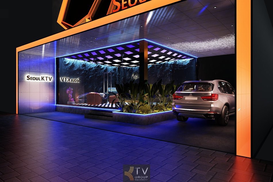 Sảnh vào karaoke KTV tại Tây Ninh thiết kế hiện đại với cửa kính lớn, ánh sáng LED trần và khu lounge chờ sang trọng, tạo điểm nhấn kiến trúc và nâng cao trải nghiệm khách ngay từ khu vực đón tiếp. 