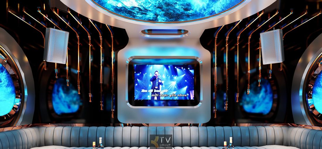 Phòng karaoke chủ đề vũ trụ với trần LED nghệ thuật, tường trang trí kim loại hiện đại và màn hình karaoke lớn tạo trải nghiệm giải trí ấn tượng. Mẫu thiết kế karaoke KTV hiện đại tại Đồng Nai với concept Space Luxury, ánh sáng LED xanh và bố cục sofa rộng rãi cho phòng VIP karaoke.