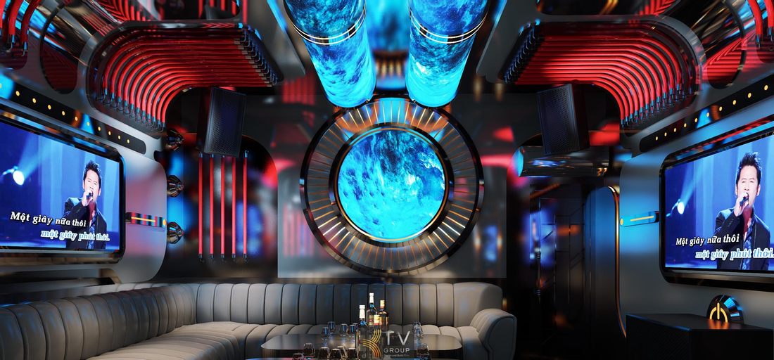 Nội thất phòng karaoke phong cách công nghệ với khung kim loại trang trí, màn hình trung tâm và hệ ánh sáng LED nhiều lớp tạo điểm nhấn không gian. 