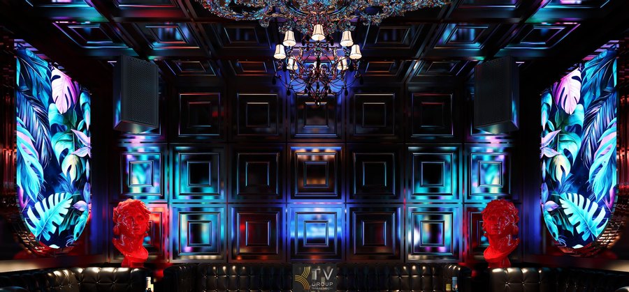 Mẫu phòng karaoke Luxury Tropical Bảo Lộc nổi bật với đèn chùm pha lê, ánh sáng LED đổi màu theo nhạc và tranh nghệ thuật nhiệt đới, mang đến trải nghiệm cao cấp và ấn tượng. 