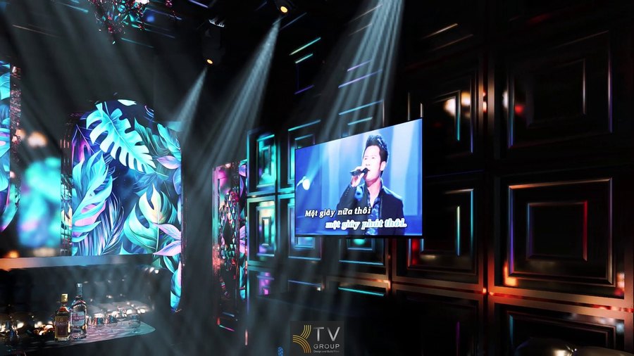 Không gian karaoke Luxury Tropical tại Bảo Lộc nổi bật với tranh LED nghệ thuật, đèn chùm sang trọng và hệ tường 3D hiện đại, phù hợp xu hướng kinh doanh karaoke mới.