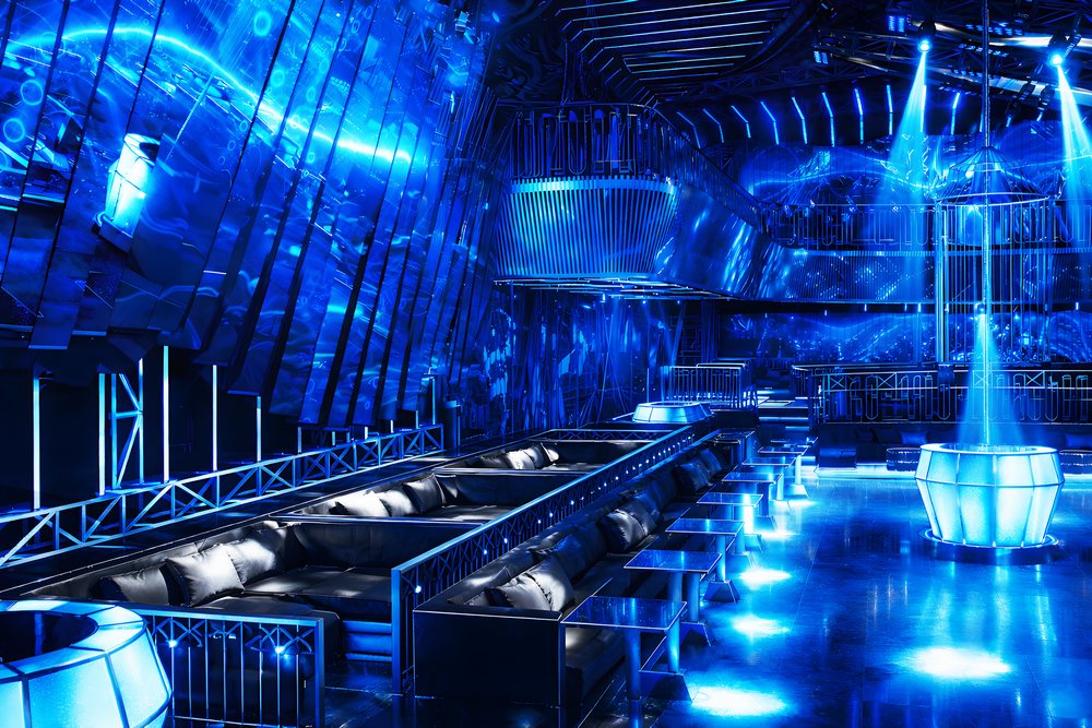 Thiết kế Bar Club LED xanh futuristic mang đến không gian hiện đại và thu hút khách hàng trẻ. Lounge dài sang trọng giúp tối ưu trải nghiệm và không gian sử dụng. Hệ thống ánh sáng beam tạo hiệu ứng sống động cho nightclub. Sân khấu trung tâm giúp tăng sự tương tác giữa DJ và khách. Thiết kế nội thất bar club hiện đại nâng tầm thương hiệu. Không gian nightclub với LED xanh tạo cảm giác công nghệ cao. Khu VIP trên cao mang lại trải nghiệm đẳng cấp. Thiết kế bar club tối ưu tầm nhìn và bố cục. Giải pháp thi công bar club giúp tối ưu chi phí và hiệu quả. Nightclub hiện đại là xu hướng giải trí mới. 