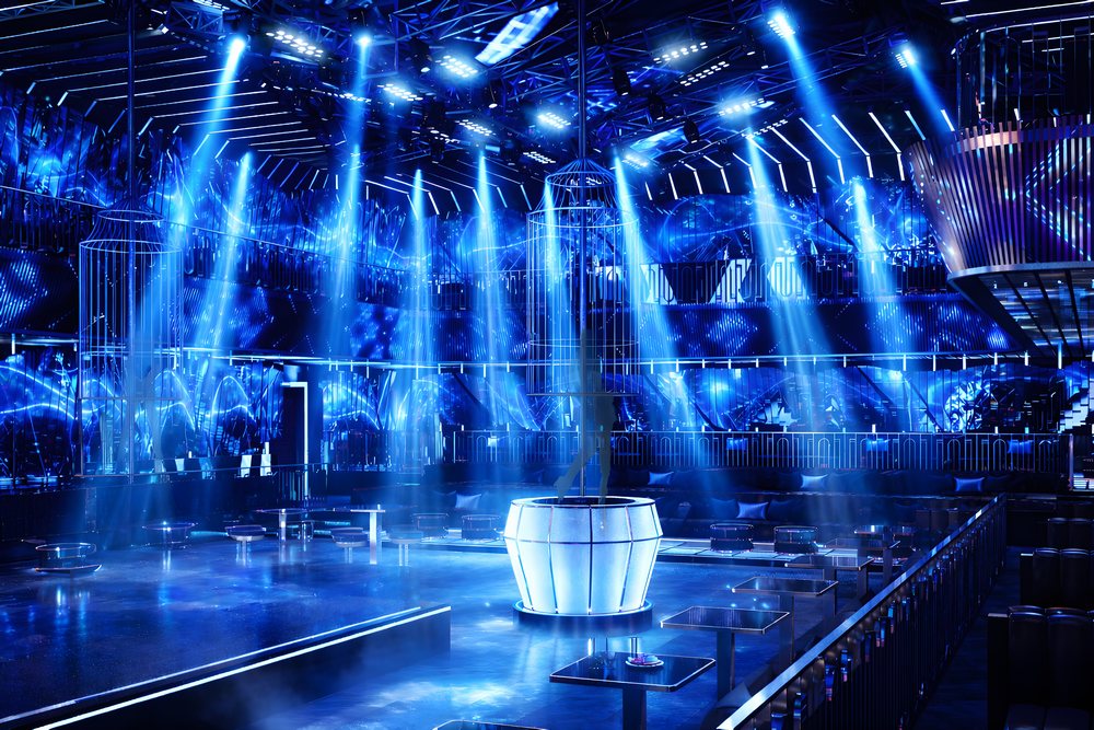 Hệ thống ánh sáng và âm thanh được đồng bộ hóa tạo hiệu ứng sống động. Không gian được bố trí khoa học, tối ưu tầm nhìn sân khấu, phù hợp xu hướng bar club hiện đại. 