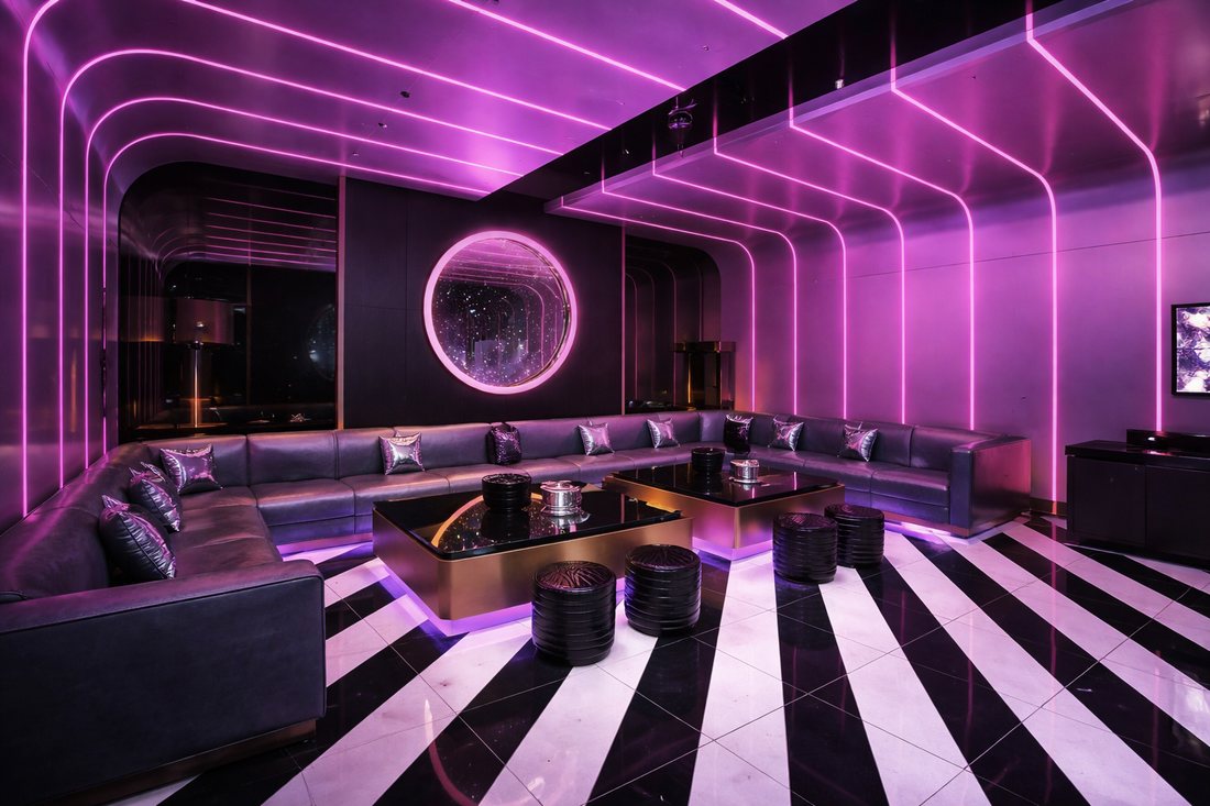 Phòng karaoke ánh sáng neon hồng với sofa lounge sang trọng, trần LED nghệ thuật và sàn đá họa tiết nổi bật tạo không gian KTV hiện đại tại Bảo Lộc Lâm Đồng.
