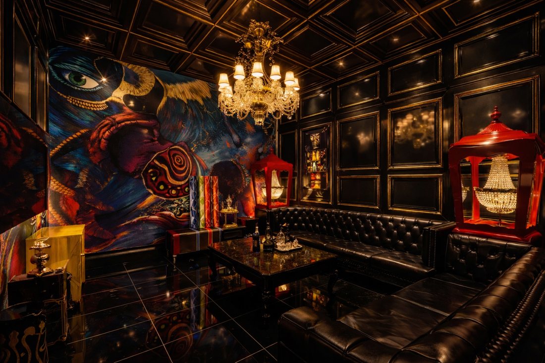 Phòng karaoke phong cách nghệ thuật với tranh tường nổi bật, nội thất da cao cấp, đèn chùm sang trọng và tường ốp gỗ tối màu. Không gian giải trí ấm cúng, tạo điểm nhấn độc đáo cho mô hình karaoke KTV cao cấp. 