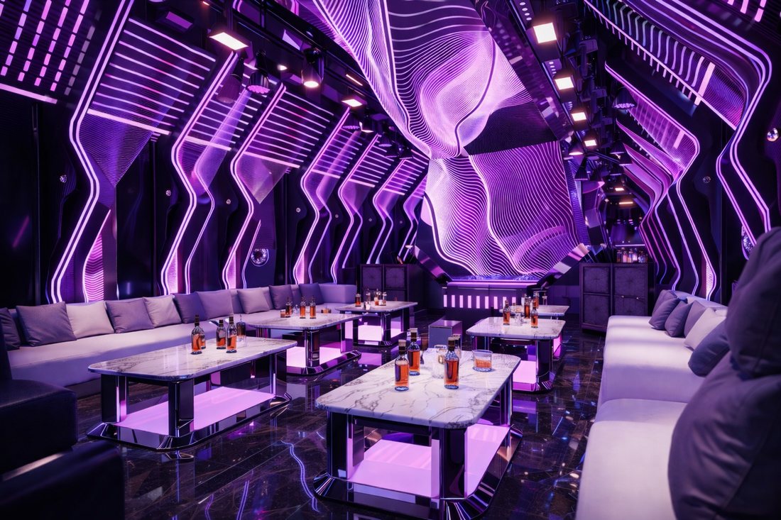 Phòng karaoke phong cách Futuristic với hệ trần LED sóng ánh sáng, nội thất hiện đại và không gian nightlife sang trọng dành cho mô hình karaoke KTV cao cấp.