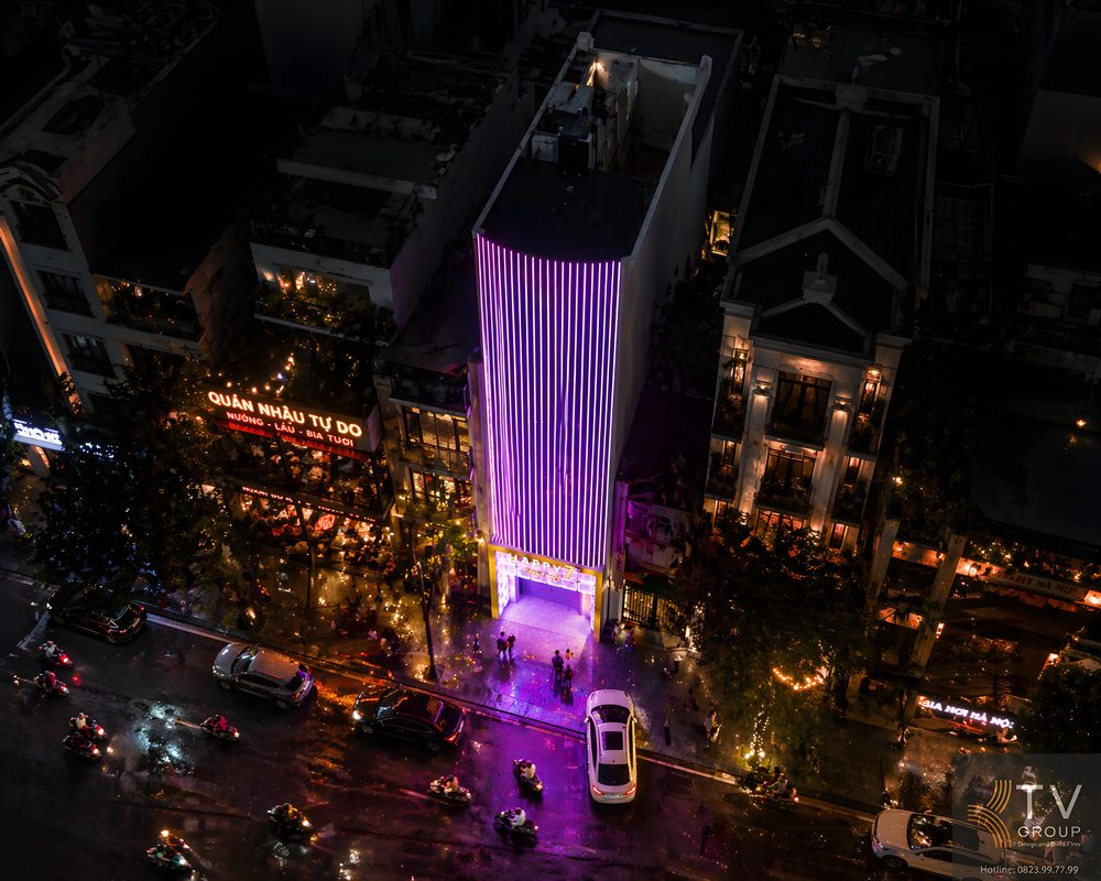 Thiết kế mặt tiền HAPPY 7 – BISTRO KTV TP.HCM phong cách Modern Futuristic, hệ đèn LED nghệ thuật, kiến trúc tối giản, hiệu ứng ánh sáng nổi bật và khả năng nhận diện thương hiệu cao.