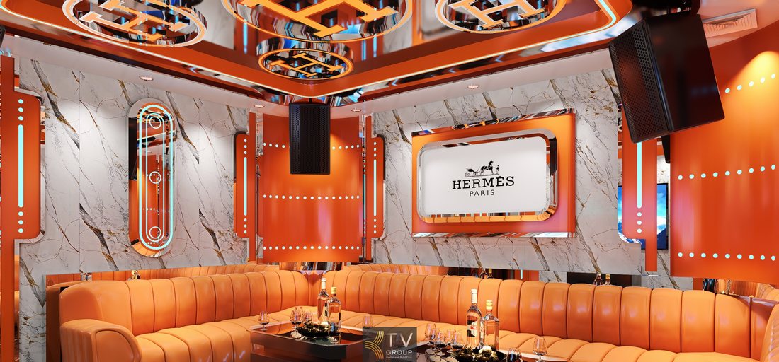 Thiết kế phòng karaoke chủ đề Hermès Paris với sofa màu cam sang trọng, tường marble vân đá cao cấp và trần chrome phản chiếu ánh sáng tạo không gian KTV hiện đại, phù hợp mô hình karaoke kinh doanh cao cấp. 