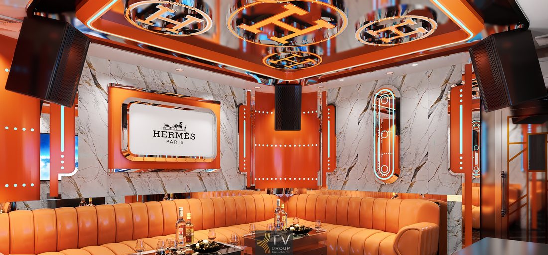 Thiết kế karaoke KTV chủ đề Hermès Paris với trần chrome phản chiếu, ánh sáng LED nhiều lớp và bố cục sofa chữ L giúp tối ưu không gian phòng karaoke VIP sang trọng. 