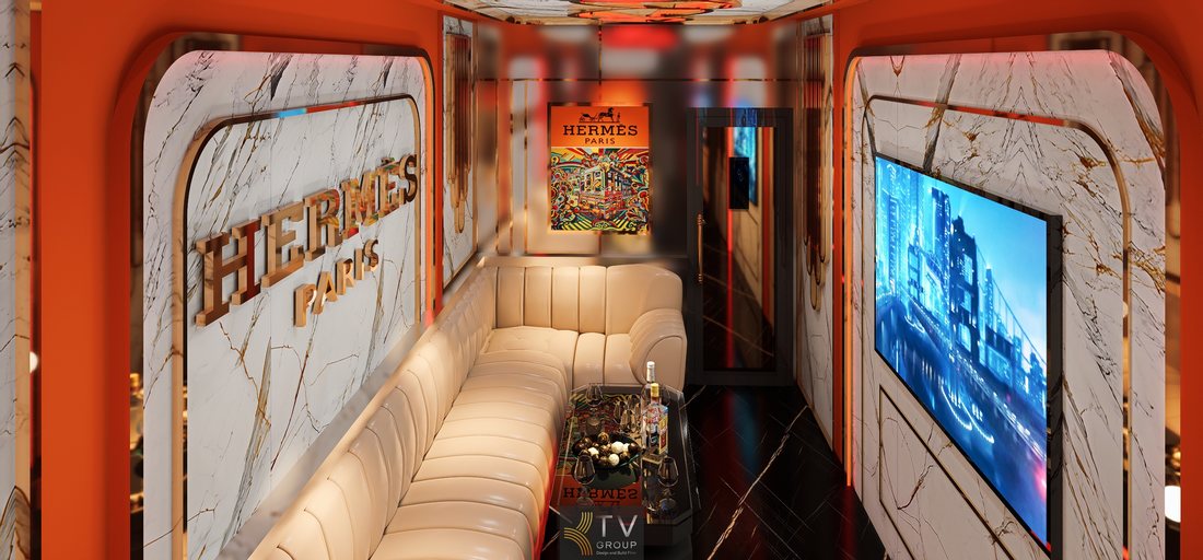 Thiết kế phòng karaoke Hermès Paris với tường đá marble cao cấp, sofa da sáng màu, màn hình lớn và ánh sáng LED hiện đại tạo không gian KTV sang trọng và tối ưu trải nghiệm giải trí.