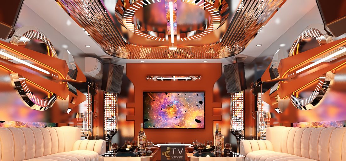 Mẫu phòng karaoke KTV futuristic luxury với trần thiết kế độc đáo, ánh kim nổi bật, tường trang trí 3D và nội thất cao cấp phù hợp mô hình karaoke VIP.