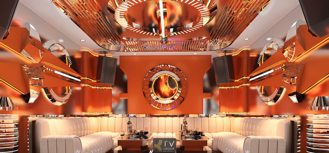 Thiết kế nội thất karaoke hiện đại với tông cam mạnh, trần kim loại phản chiếu ánh sáng, hệ loa bố trí chuẩn và không gian sang trọng dành cho kinh doanh cao cấp.