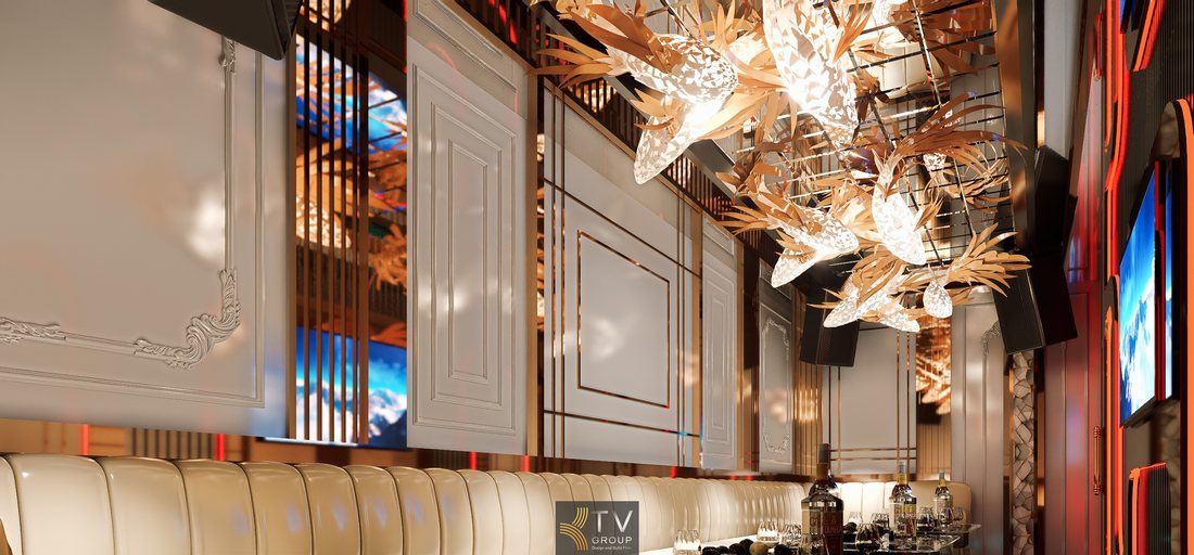 Nội thất phòng karaoke cao cấp với tường trang trí lam kim loại, màn hình karaoke lớn và hệ đèn LED viền tạo hiệu ứng ánh sáng nổi bật cho quán karaoke kinh doanh.