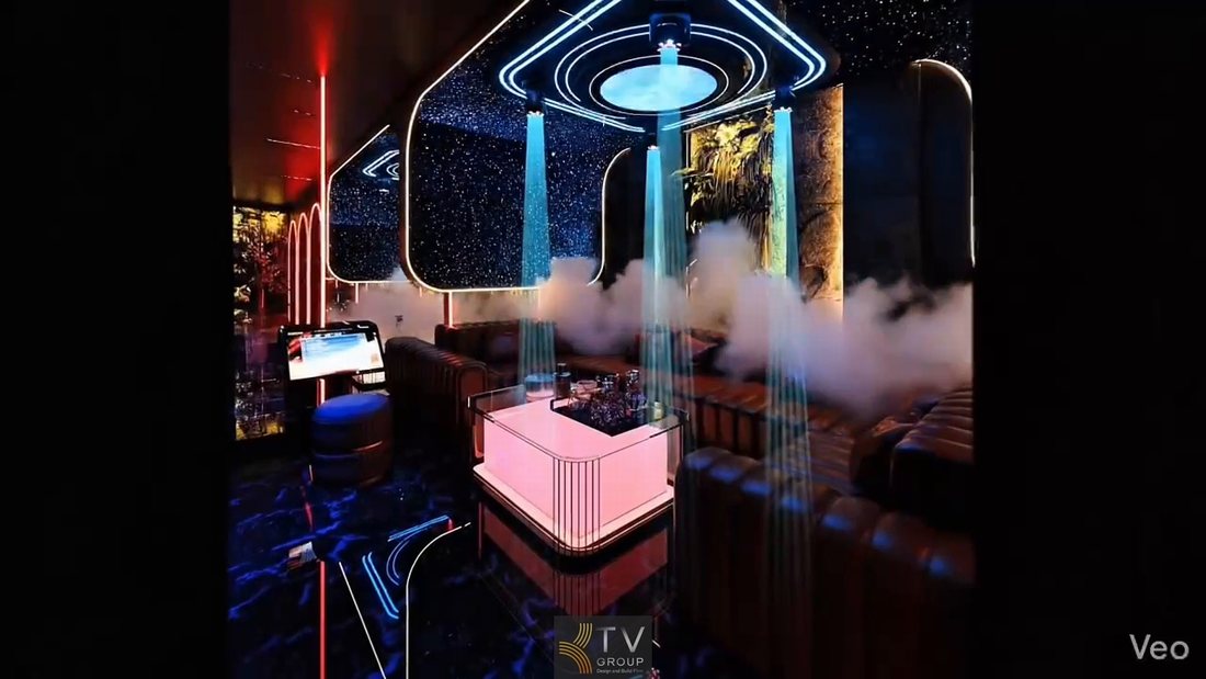 Thiết kế nội thất karaoke KTV với hệ ánh sáng xanh – đỏ kết hợp hiệu ứng khói lan tỏa giúp tạo không gian huyền ảo, tăng cảm xúc khi hát và phù hợp nhóm khách trẻ yêu thích trải nghiệm mới 