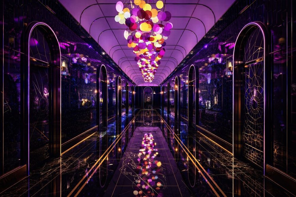 Mẫu phòng karaoke đẹp được thiết kế theo concept hiện đại kết hợp hệ thống ánh sáng LED và nội thất sang trọng phù hợp quán karaoke kinh doanh. 