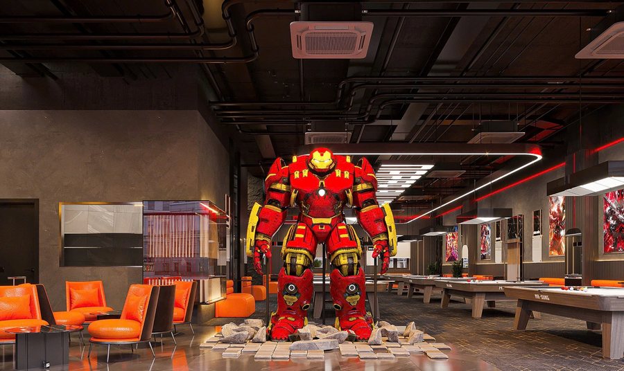 Hình ảnh ghi lại không gian thực tế tại NARRA BILLIARDS Bình Thạnh, nổi bật với thiết kế billiards club quy mô lớn theo phong cách Modern Industrial – Entertainment Concept. Điểm nhấn ấn tượng nhất trong khung hình là mô hình robot khổng lồ đặt tại khu vực trung tâm, tạo hiệu ứng thị giác mạnh, thu hút ánh nhìn ngay khi khách bước vào. Đây không chỉ là chi tiết trang trí mà còn đóng vai trò như biểu tượng nhận diện thương hiệu, giúp NARRA BILLIARDS khác biệt hoàn toàn so với các mô hình billiards truyền thống. 