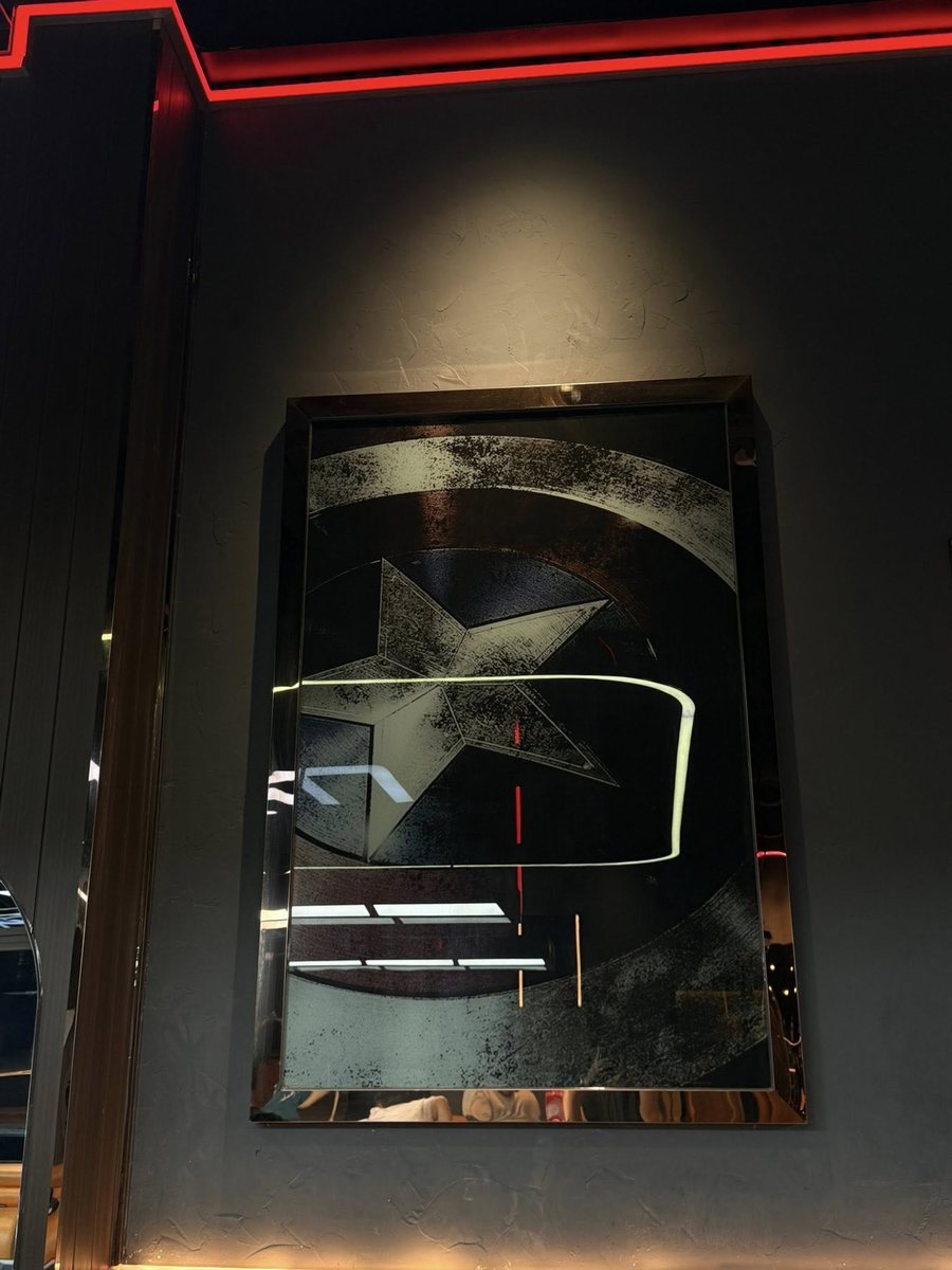 Mảng tranh gương nghệ thuật với biểu tượng ngôi sao cách điệu, bề mặt kim loại xước kết hợp ánh sáng LED đỏ tạo điểm nhấn mạnh mẽ. Thiết kế mang phong cách Dark Luxury – Industrial, tăng chiều sâu không gian và cảm giác đẳng cấp cho khu vực giải trí NARRA BILLIARDS. 