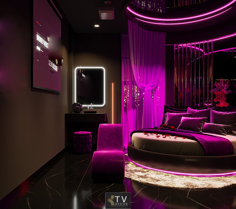 Hệ thống LED Ribbon chạy viền trần, viền giường và cột rèm tạo nên hiệu ứng ánh sáng đa lớp, thay đổi mood chỉ bằng thao tác điều chỉnh đơn giản. Rèm voan tím bao quanh khu vực giường tạo vẻ mềm mại và điểm nhìn đầy nghệ thuật.