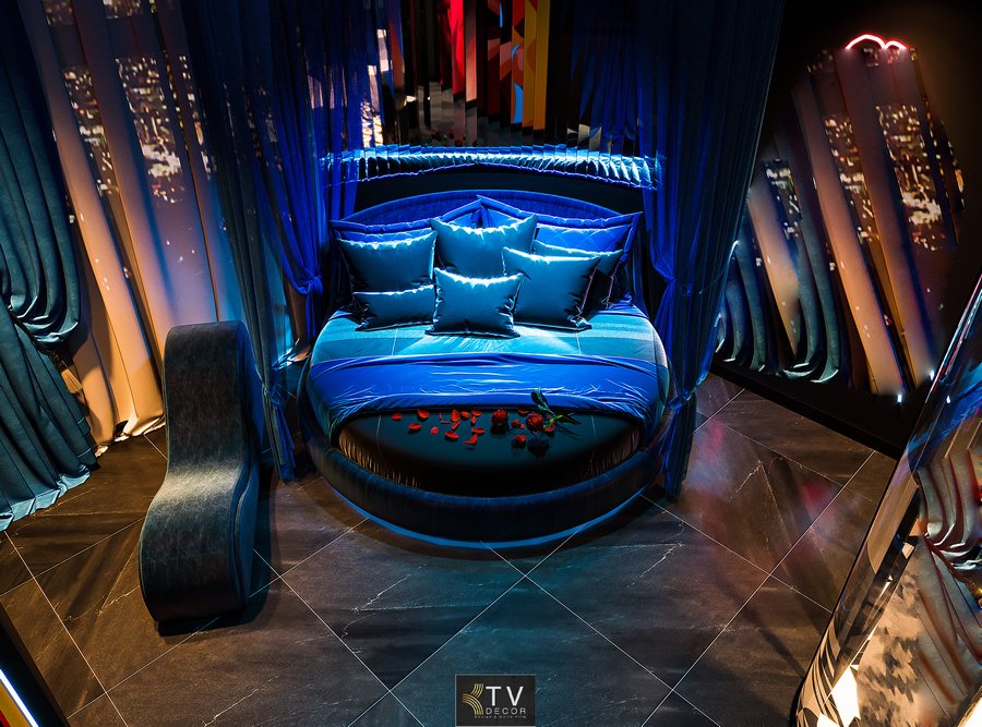 Loại hình: Phòng khách sạn theo chủ đề lãng mạn – cao cấp Phong cách: Huyền ảo – ánh sáng xanh – chất liệu mềm mại tương phản ánh LED Concept: Blue Romance – Ánh sáng xanh bao trùm, tạo chiều sâu cảm xúc & trải nghiệm thư giãn Diện tích phù hợp: ~36–40 m² 2