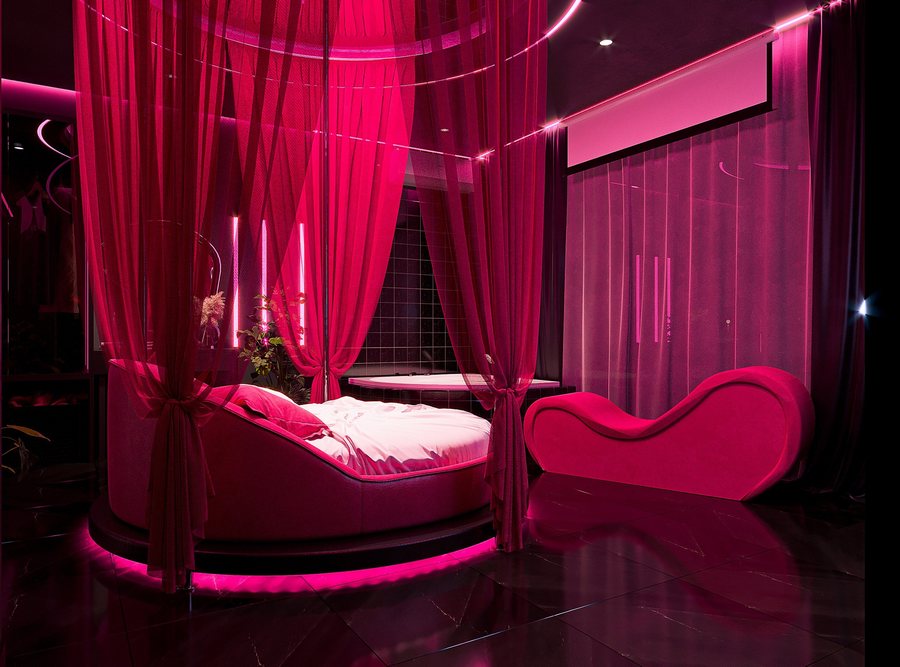 Thiết kế thi công phòng khách sạn chủ đề tình yêu phong cách Neon Velvet – Giường tròn, rèm buông và ánh sáng đa lớp