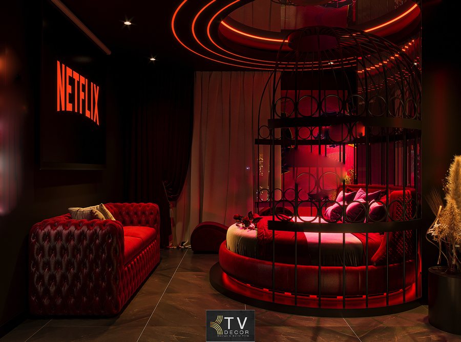 Dự án thiết kế phòng khách sạn chủ đề tình yêu này được xây dựng theo phong cách Luxury Dark Romantic Concept, diện tích khoảng 28–34m 1