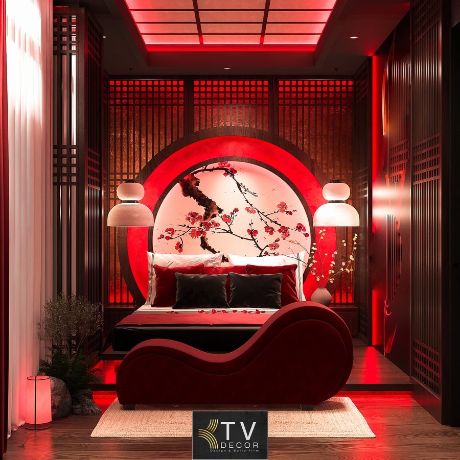 Phòng khách sạn phong cách Nhật hiện đại với tông đỏ – gỗ, giường đôi, nan gỗ, trần ánh sáng đỏ và màn chiếu giải trí KTV GROUP
