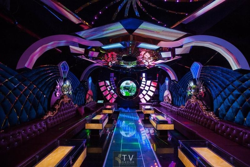 KTV Design Karaoke hiện đại với trần LED ánh sáng 3D ấn tượng 3