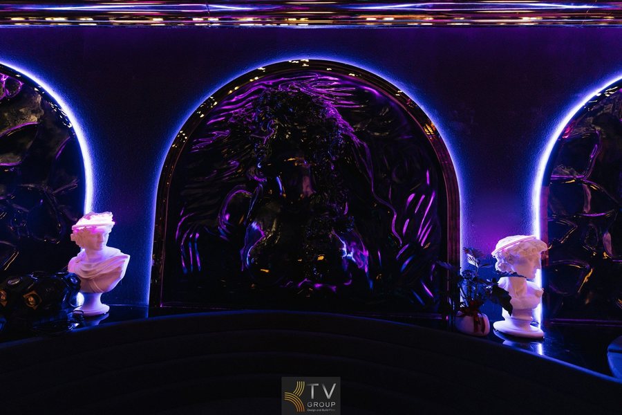 Lounge Bar Mini 100m² tại Huỳnh Thúc Kháng được thiết kế theo phong cách Modern Luxury với trần sao LED, ánh sáng tím xanh và decor nghệ thuật, tạo không gian giải trí đêm sang trọng.