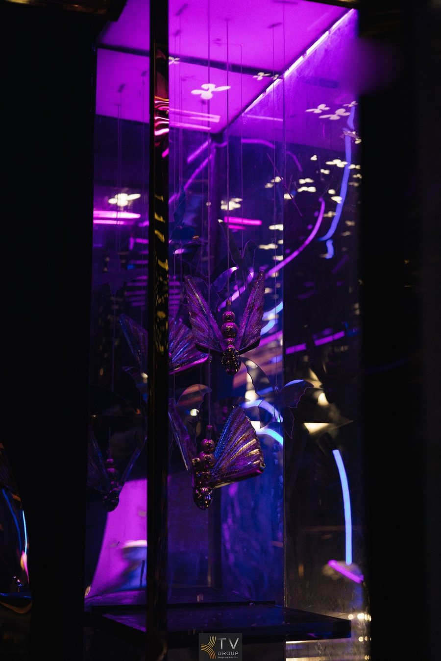 Không gian lounge bar mini được thiết kế tinh gọn, nổi bật với góc ngồi đẹp, ánh sáng nghệ thuật và decor sang trọng, phù hợp kinh doanh ban đêm tại TP.HCM. 