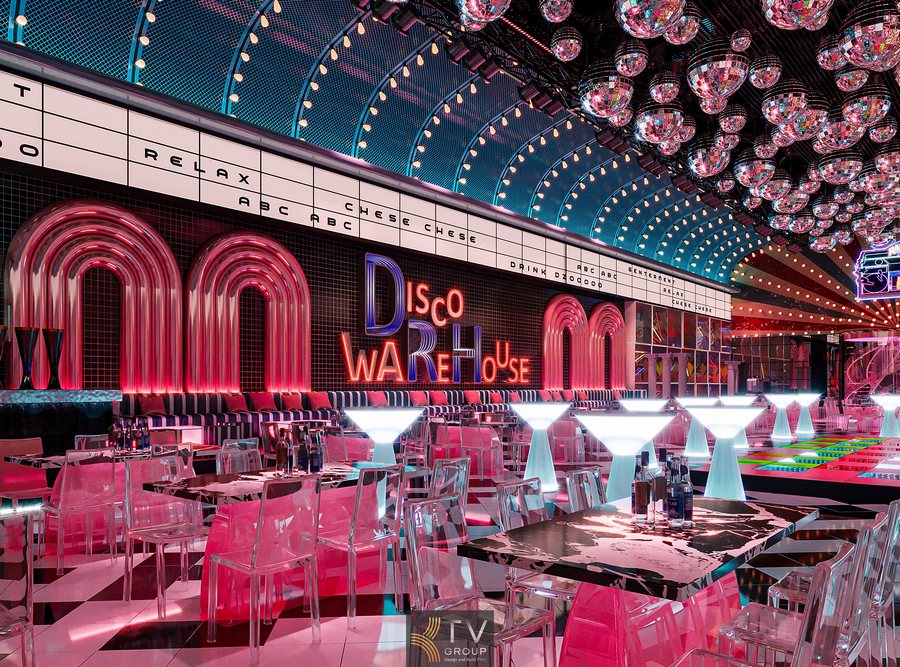 Bố trí bàn ghế acrylic trong suốt trong không gian bar nhà hàng Nội thất nhà hàng beer lounge với tone hồng xanh đen cá tính