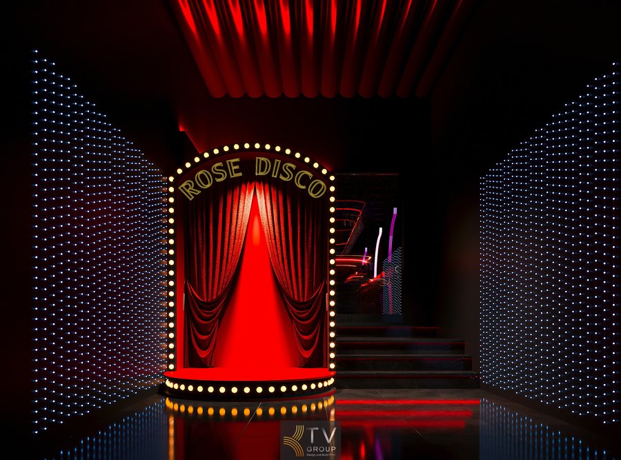Sân khấu LED khổ lớn kết hợp hiệu ứng ánh sáng tím hồng tăng trải nghiệm cho khách trong phòng trà cafe khiêu vũ
