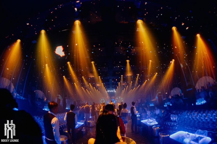 Toàn cảnh không gian lounge bar với ánh sáng nổi bật và đông khách tạo trải nghiệm giải trí đáng nhớ.