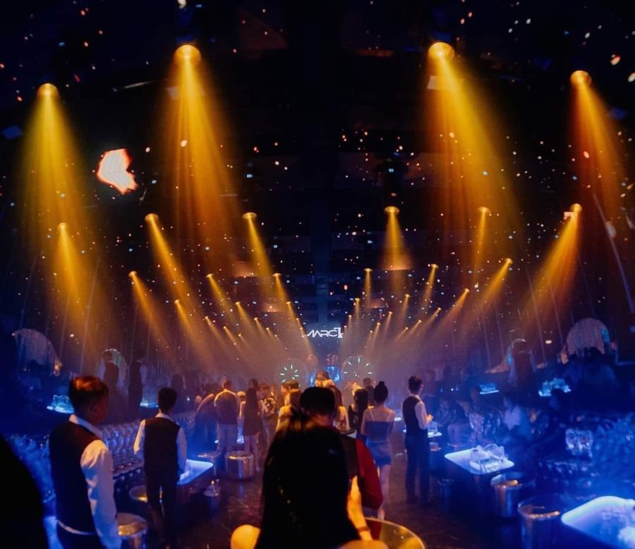 Không gian giải trí về đêm với âm nhạc và ánh sáng kết hợp giúp lounge bar trở thành điểm đến hấp dẫn.