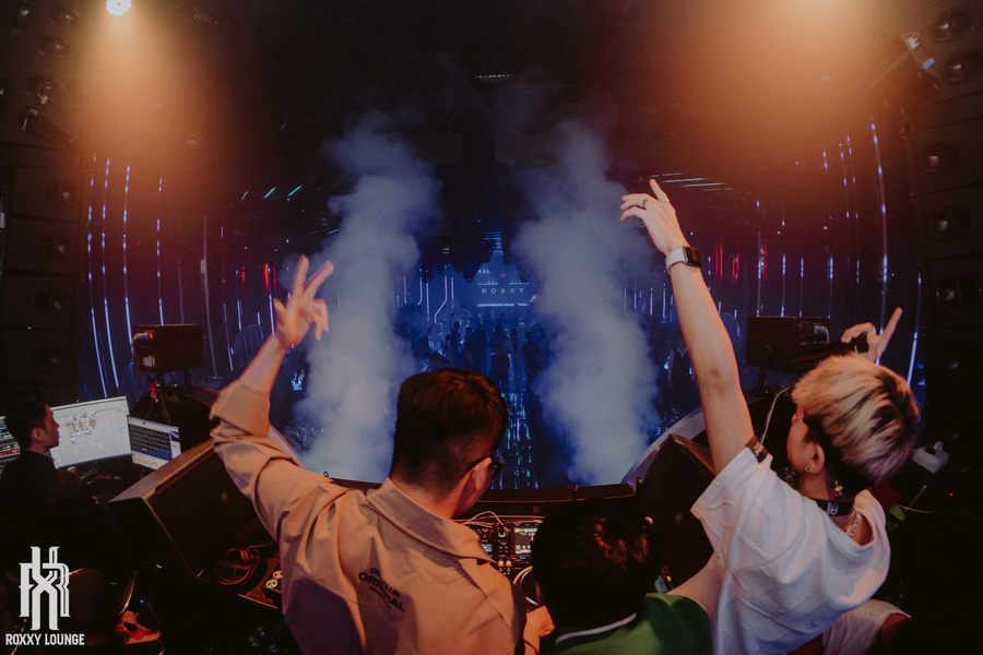 Không gian lounge bar nhìn từ trên cao với ánh sáng sân khấu rực rỡ, thể hiện quy mô lớn và khả năng thu hút đông khách trong mô hình kinh doanh giải trí hiện đại.