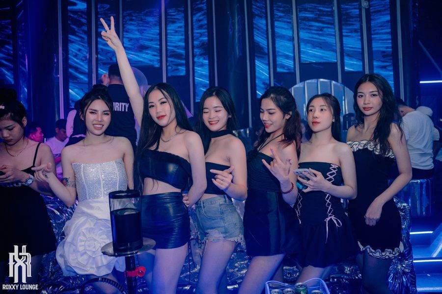 Hệ thống đèn trần bố trí dày đặc mang lại hiệu ứng ánh sáng chuyên nghiệp, giúp không gian lounge bar trở nên hiện đại và cuốn hút hơn.