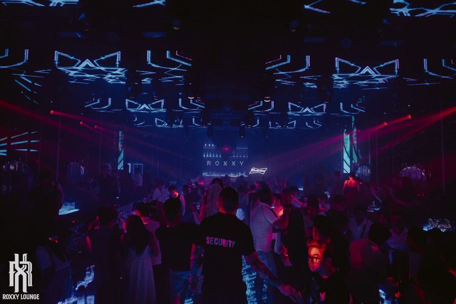 Khách hàng tập trung đông tại khu vực bàn đứng thể hiện xu hướng trải nghiệm năng động trong mô hình lounge bar hiện đại.