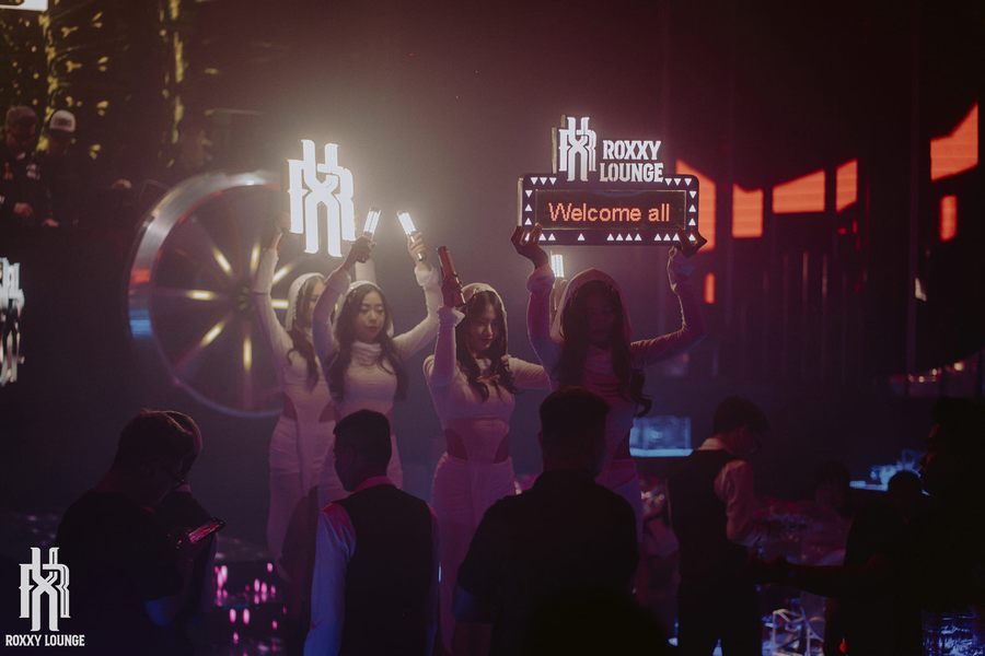 Nội thất ghế sofa ánh kim kết hợp ánh sáng xanh tạo cảm giác sang trọng, góp phần nâng tầm trải nghiệm trong không gian lounge bar.