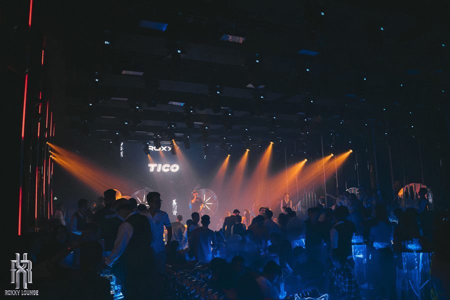 Nhân viên phục vụ hoạt động liên tục trong không gian đông khách, cho thấy hiệu suất vận hành cao của mô hình kinh doanh lounge bar.