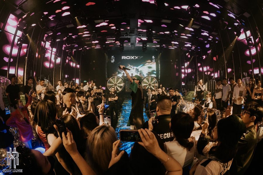 Không gian đông đúc với nhiều nhóm khách khác nhau cho thấy khả năng phục vụ đa dạng đối tượng trong mô hình lounge bar.