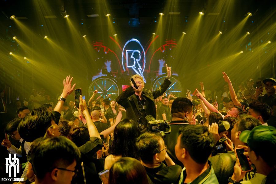 Hình ảnh khu vực trung tâm lounge bar với sân khấu và ánh sáng nổi bật, tạo điểm nhấn thị giác cho toàn bộ không gian kinh doanh.