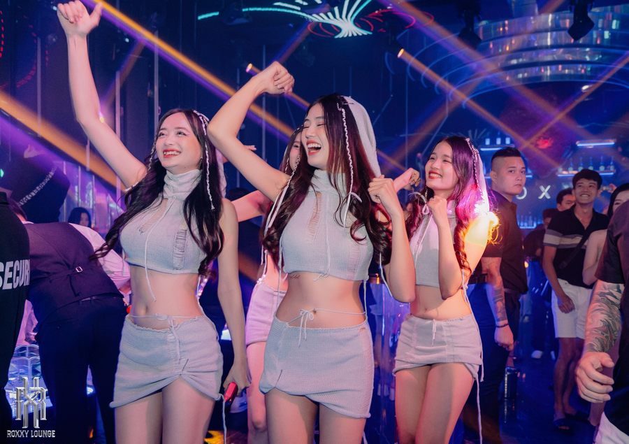 Khu vực lối đi rộng giữa các bàn giúp khách hàng di chuyển dễ dàng, tạo sự thoải mái trong trải nghiệm giải trí tại lounge bar.