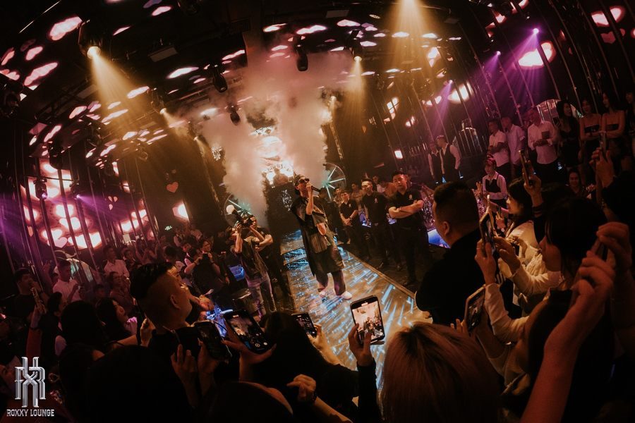 Toàn cảnh lounge bar với ánh sáng xanh chủ đạo kết hợp hiệu ứng đèn tạo nên phong cách thiết kế hiện đại và khác biệt.