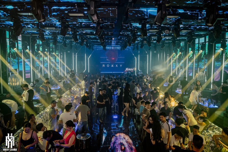 Khu vực bàn đứng và ghế sofa được bố trí hợp lý, giúp tối ưu không gian và phục vụ đa dạng nhu cầu khách hàng.