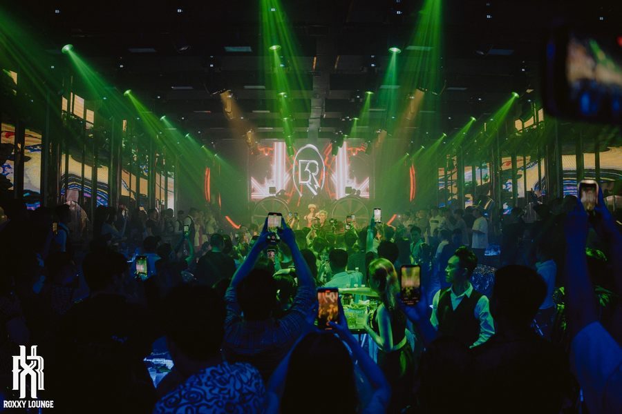 Không gian lounge bar đông đúc thể hiện sức hút mạnh mẽ của mô hình kinh doanh giải trí hiện đại tại đô thị.