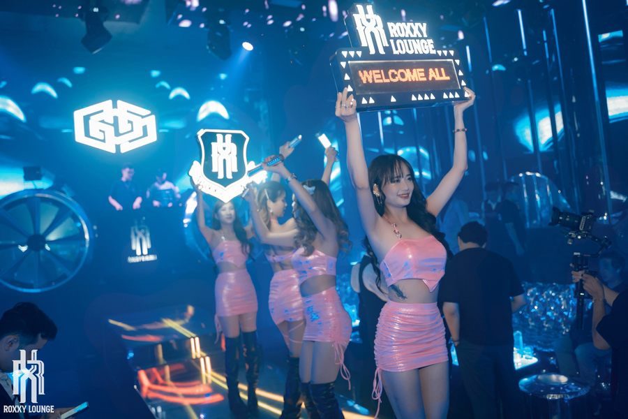 Khách hàng tụ tập vui vẻ trong không gian lounge bar, thể hiện không khí sôi động và phù hợp nhóm bạn trẻ.