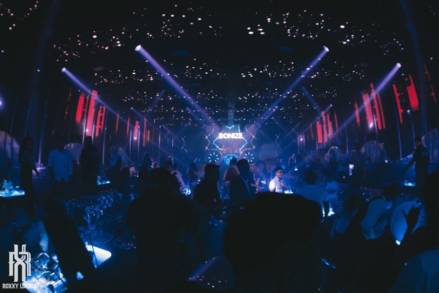 Lối đi rộng giúp nhân viên phục vụ nhanh chóng, nâng cao chất lượng dịch vụ trong không gian đông khách.