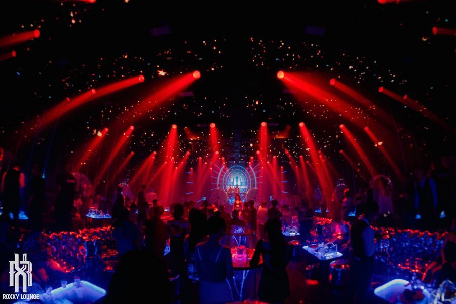 Thiết kế nội thất hiện đại kết hợp ánh sáng giúp lounge bar trở nên sang trọng và thu hút khách hàng.