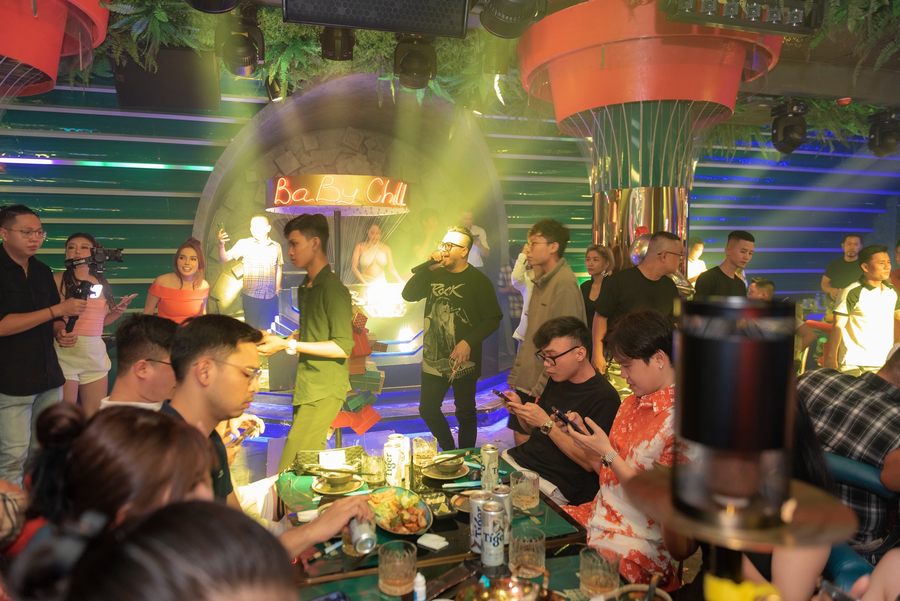 Không gian lounge bar hiện đại với mô hình sự kiện tương tác trung tâm, thiết kế ánh sáng nổi bật giúp khách hàng tham gia trải nghiệm và tạo không khí sôi động, thu hút đông đảo người tham dự. 